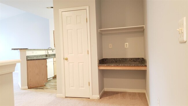 Building Photo - 1055 Weybridge Ct