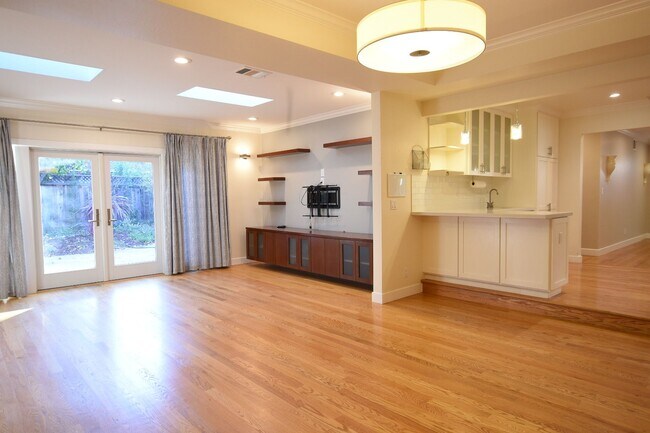 Building Photo - Gorgeous, Bright and Perfectly Appointed W...