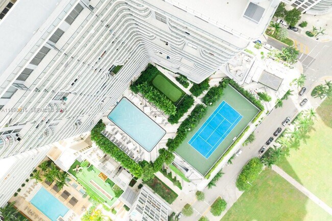 Foto del edificio - 121 NE 34th St