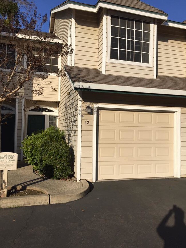 Unit 12 Front - 1049 Bell St