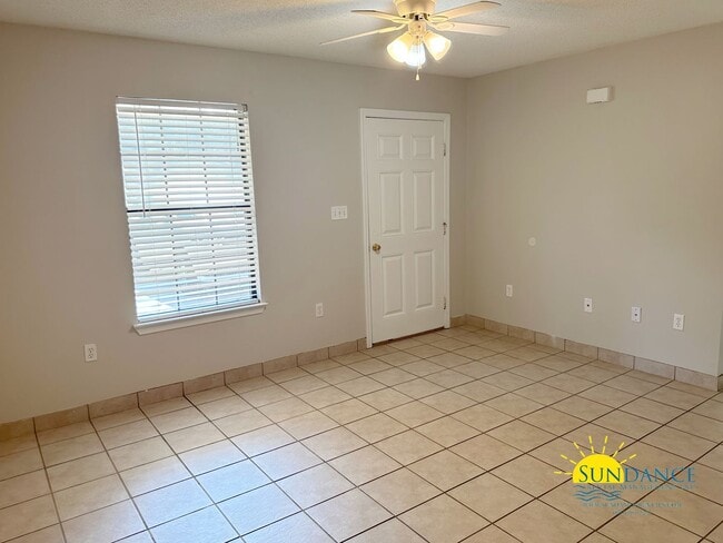 Building Photo - Cozy 2 Bedroom Duplex Home in Navarre Near...