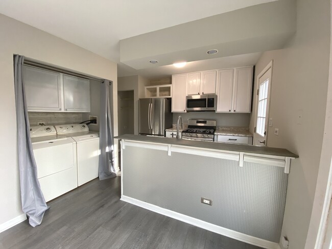 Building Photo - 217 W Fairfield Ct