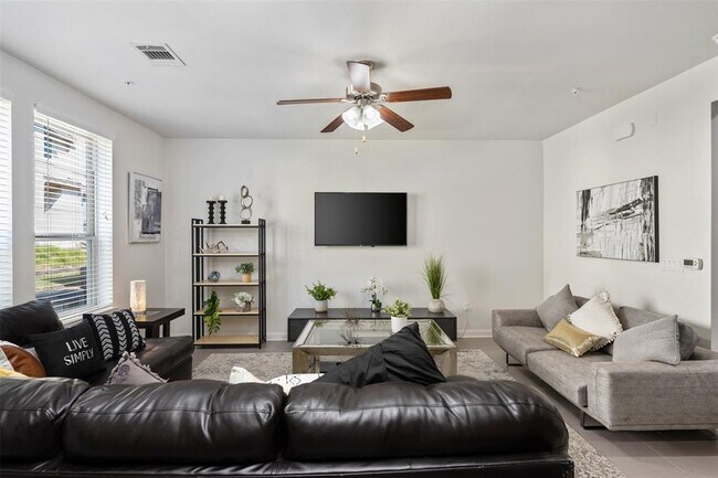 Foto del edificio - 13800 Lyndhurst St
