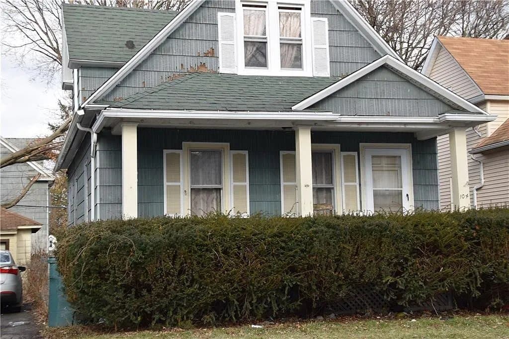 Primary Photo - 104 Ernst St