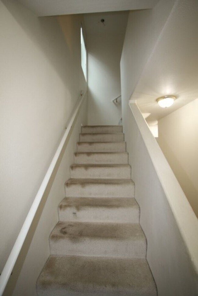 Building Photo - 3 Bedroom Close to JBER!