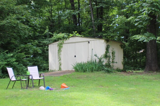 Building Photo - 905 Honeysuckle Ave