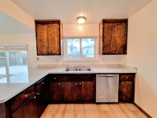 Building Photo - Newly Refurbished Large 3bd House With Den...