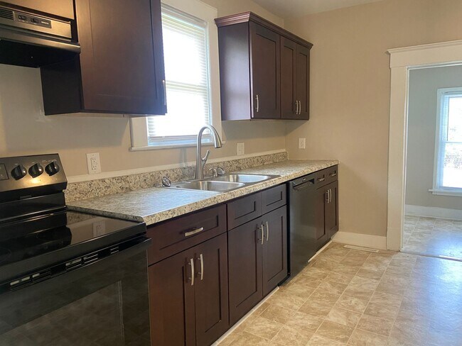 Building Photo - 3 Bedroom, 2 Bathroom House in Greensboro!