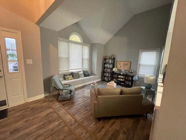 Foto del edificio - Beautiful Waterfront Home in Greenwood Est...