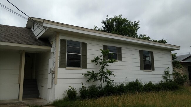 Building Photo - Nice older house in N Austin