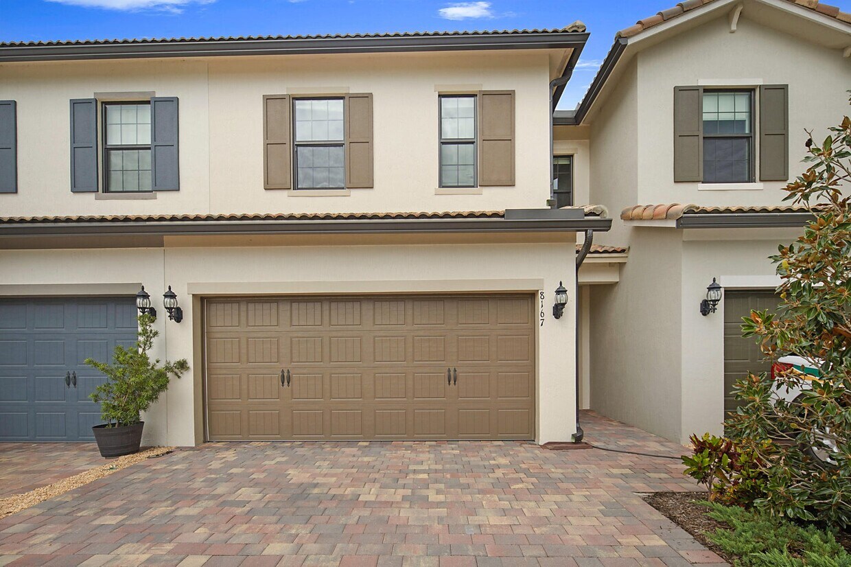 Foto principal - 8167 Cadre Noir Rd