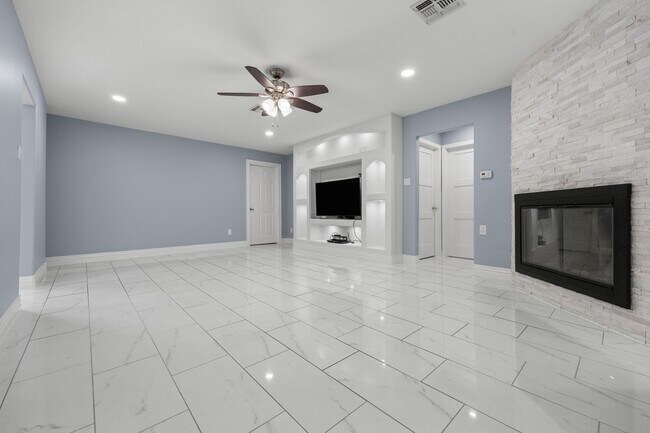 Foto del edificio - 15303 Tonya Dr