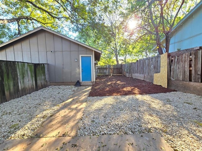 Building Photo - 1305 Dobie Dr