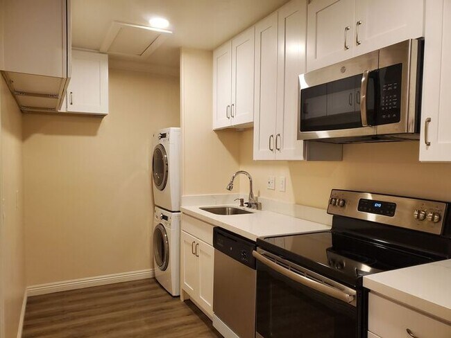 Building Photo - Modern Spacious Studio with Washer and Dryer