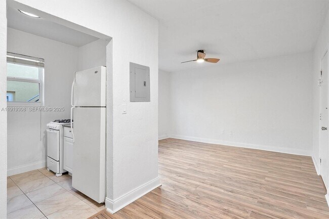 Foto del edificio - 7510 Byron Ave