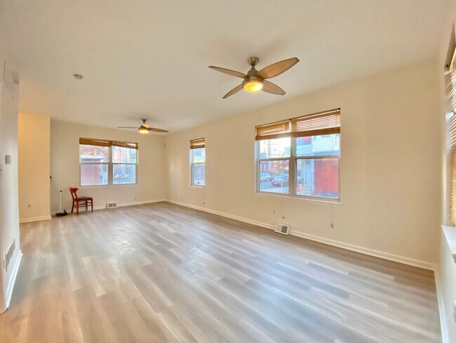 Building Photo - 3 bed/1.5 bath HOUSE with 2 parking spots ...