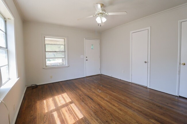 Building Photo - 1 Bedroom Duplex Available Immediately!