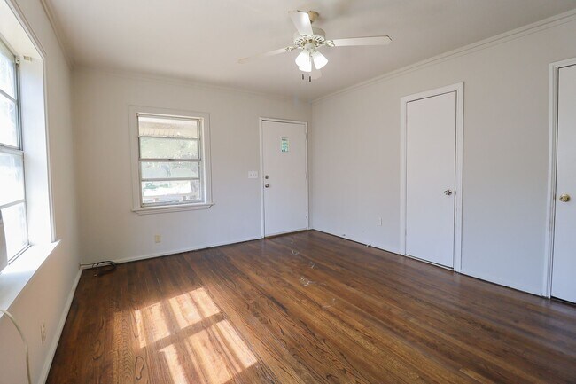 Foto del edificio - 1 Bedroom Duplex Available Immediately!