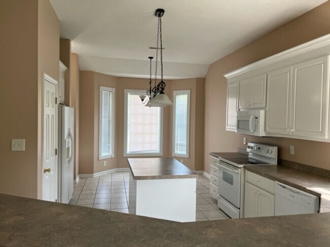 Building Photo - 3 Bedroom, 2 Bath, Unfurnished Home with L...
