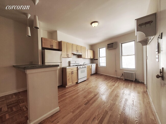 Building Photo - 531 Graham Ave