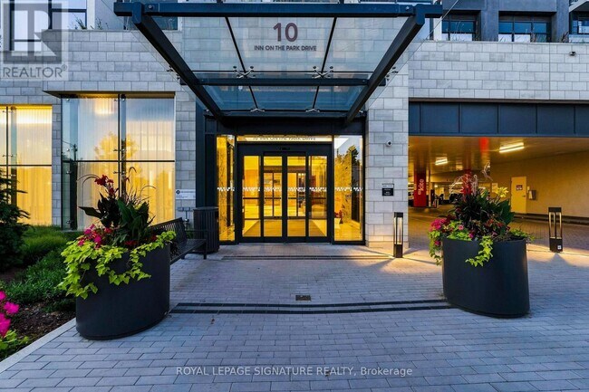 Photo du bâtiment - 10 Inn On The Pk Dr