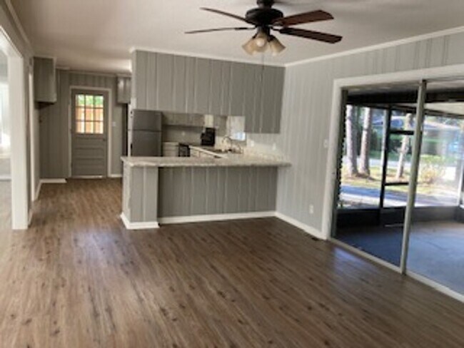 Building Photo - Newly Remodeled 3 Bed 2 Bath