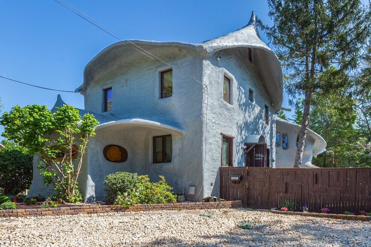 Live in the famous Mushroom House! - 4949 Allan Rd