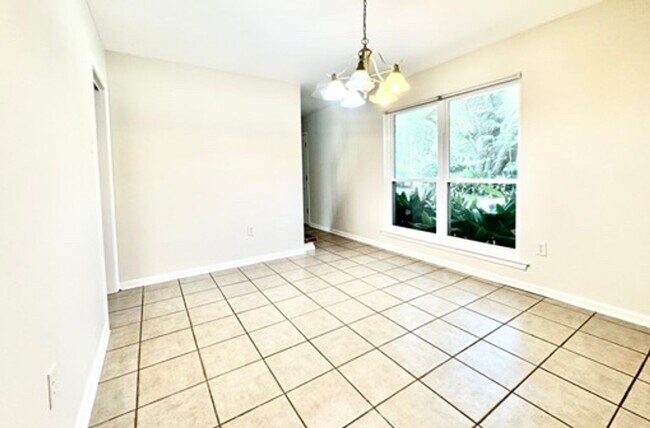 Building Photo - Cozy 4 Bed, 2.5 Bath Home in Desirable Hig...