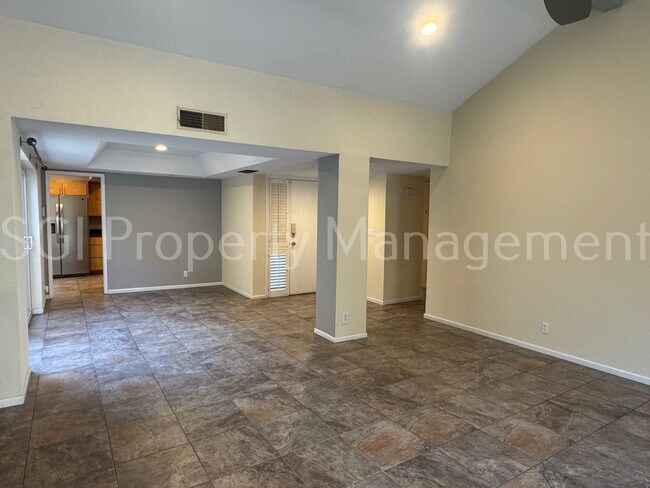 Building Photo - 4040 E Larkspur Dr