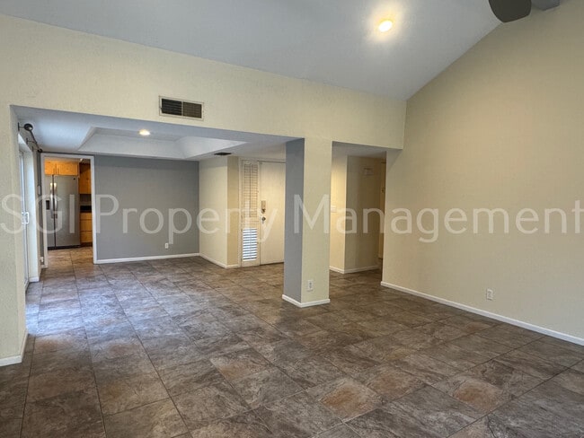 Foto del edificio - 4040 E Larkspur Dr