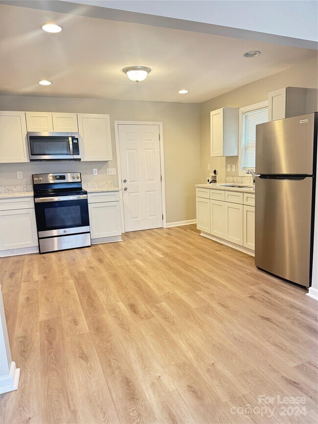 Building Photo - 6817 Deanwood Pl