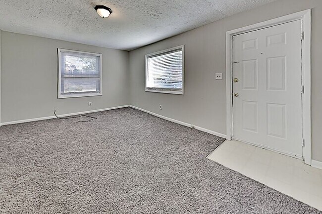 Foto del edificio - 220 Old Tusculum Rd