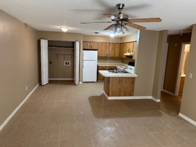 Building Photo - Spacious 2 bed 2 bath Duplex