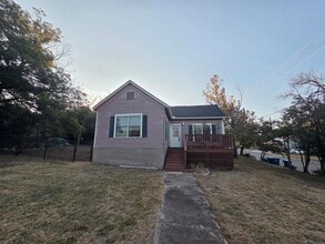 Building Photo - 801 Everett St