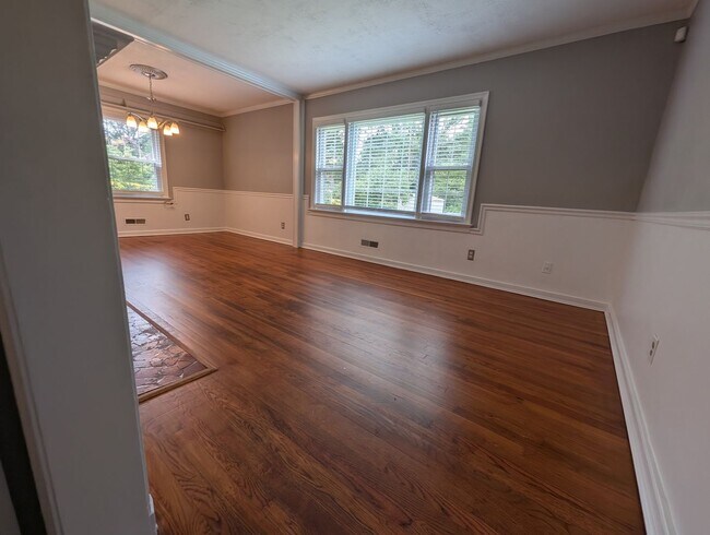 Foto del edificio - 4 Bedroom West End Home - Garage and Fenced Backyard!
