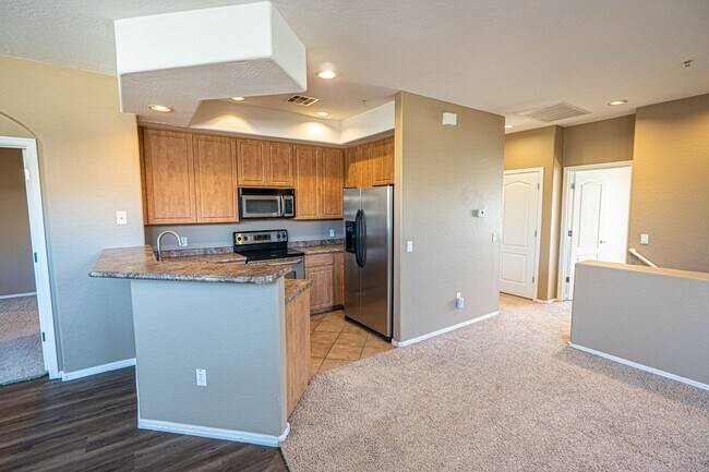 Foto del edificio - 3-Bed, 2-Bath Condo with Stunning Lake Views!