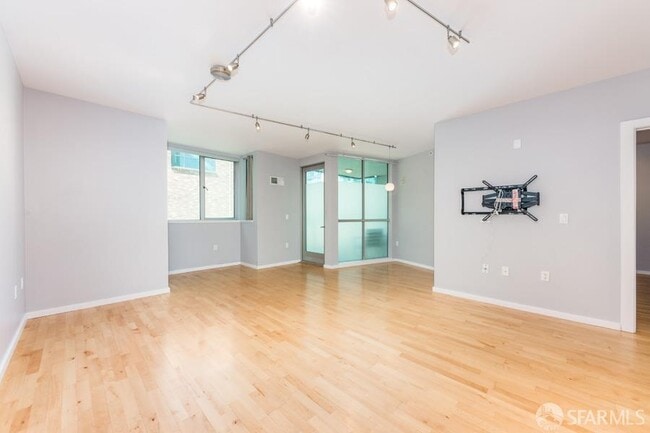 Building Photo - 69 Clementina St