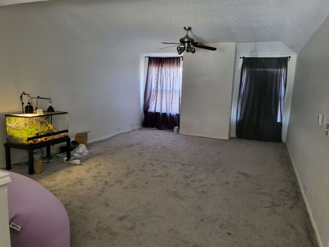 Foto del edificio - 4801 Parkmount Dr