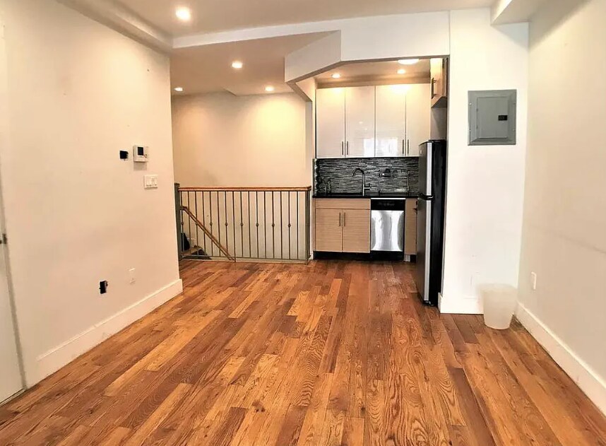 Primary Photo - 105 Troutman St