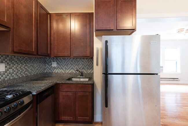 Foto del edificio - 3732 N Pine Grove Ave