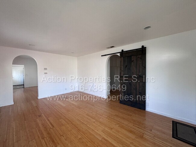 Foto del edificio - Downtown Roseville - 2 Bed, 1 Bath - Single Level Bungalow - Landscaping Included - Utilities Inc...