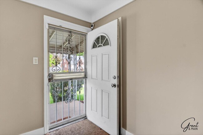 Foto del edificio - $1300 3 bedroom bungalow