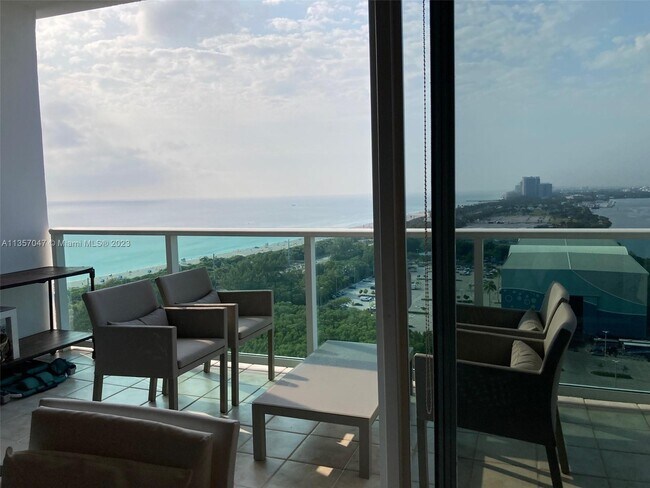 Foto del edificio - 100 Bayview Dr