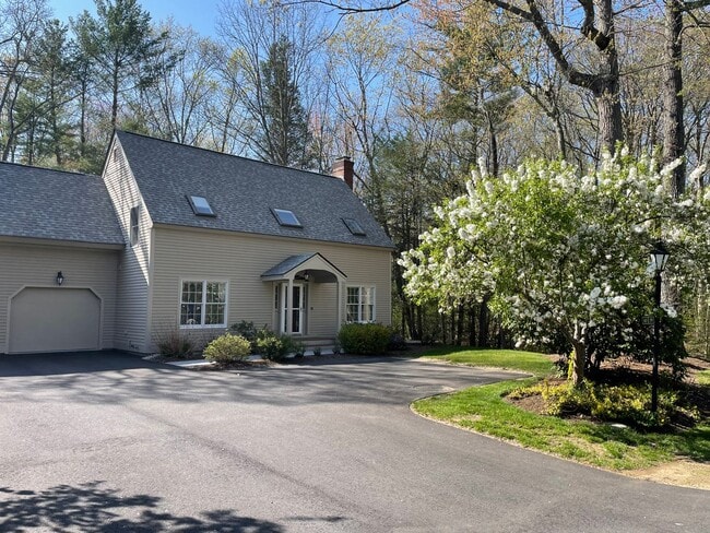 Building Photo - Beautiful 2 Bedroom Townhouse