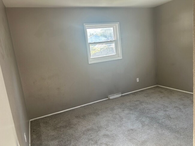 Building Photo - Cute 3 Bedroom, 1.5 Bath, with basement lo...