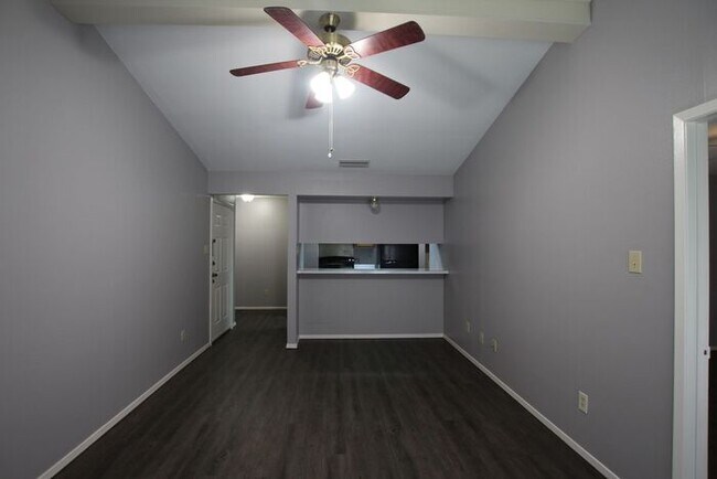 Building Photo - Upstairs 1 Bedroom 1 Bath Apartment!