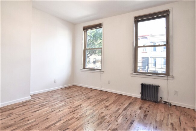 Building Photo - 1123 Halsey St