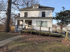 Building Photo - 716 Robinson St