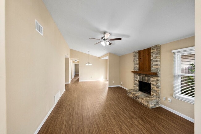 Foto del edificio - A Beautifully Updated Single Story Retreat Where Everyday Life Feels Effortless and Inspired