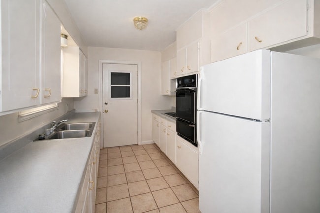Building Photo - AVAILABLE NOW; APPLY AT OUR WEBSITE TODAY!!! (HUD Accepted)